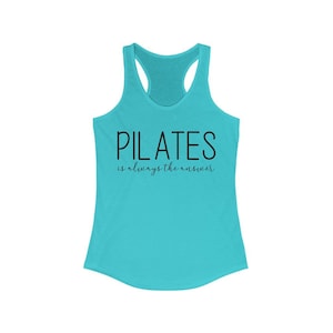 Peut inclure: Un d&eacute;bardeur turquoise avec le texte "PILATES is always the answer" en noir.
