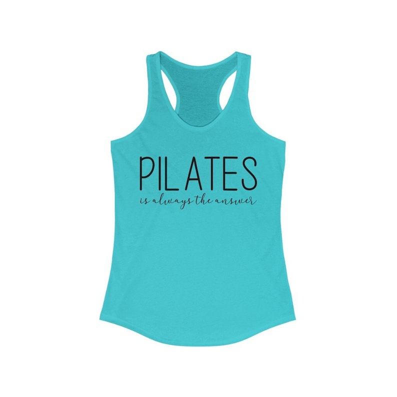 Peut inclure: Un d&eacute;bardeur turquoise avec le texte "PILATES is always the answer" en noir.