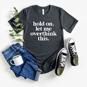 Overthinker camisa sarcástica camiseta engraçada camisa engraçada dizendo espere, deixe-me pensar demais nesta camisa camisas pensando demais mãe cita camisas engraçadas