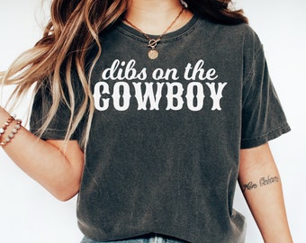 Linda camisa de campo, dibs en el vaquero, regalo de amante de la música country del sur, camisa de chica de granja de rodeo, chica de campo, chica de Texas, país divertido