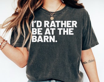 Prefiero estar en el granero, camisa de chica de campo, regalo para el dueño del caballo, regalo de entrenador de caballos, camisa de chica de campo, rescate de caballos, chica de granero