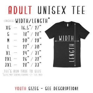 Peut inclure: Un tableau des tailles pour t-shirts unisexes adultes, indiquant les mesures de largeur et de longueur en pouces pour les tailles XS &agrave; 3XL. Le tableau comprend le texte "TEE'S RUN TRUE TO SIZE" et "SIZES MAY SHRINK/EXPAND +/- 1.25 INCH".