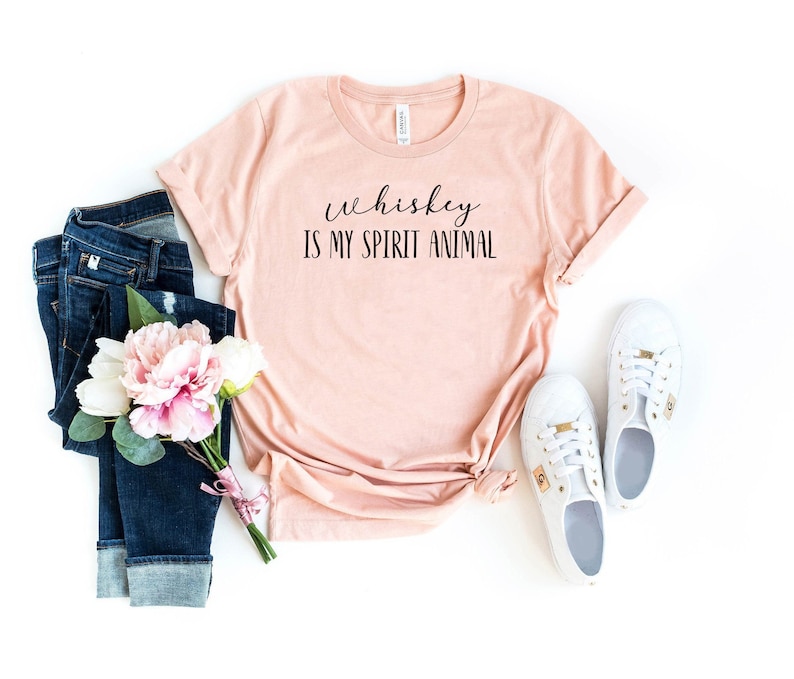 Whisky är mitt andedjur-t-shirt, rolig whiskydrickare-gåva, whiskyälskare-t-shirt, whiskyhjälp, rolig t-shirt, rolig vintage-whisky-t-shirt bild 1
