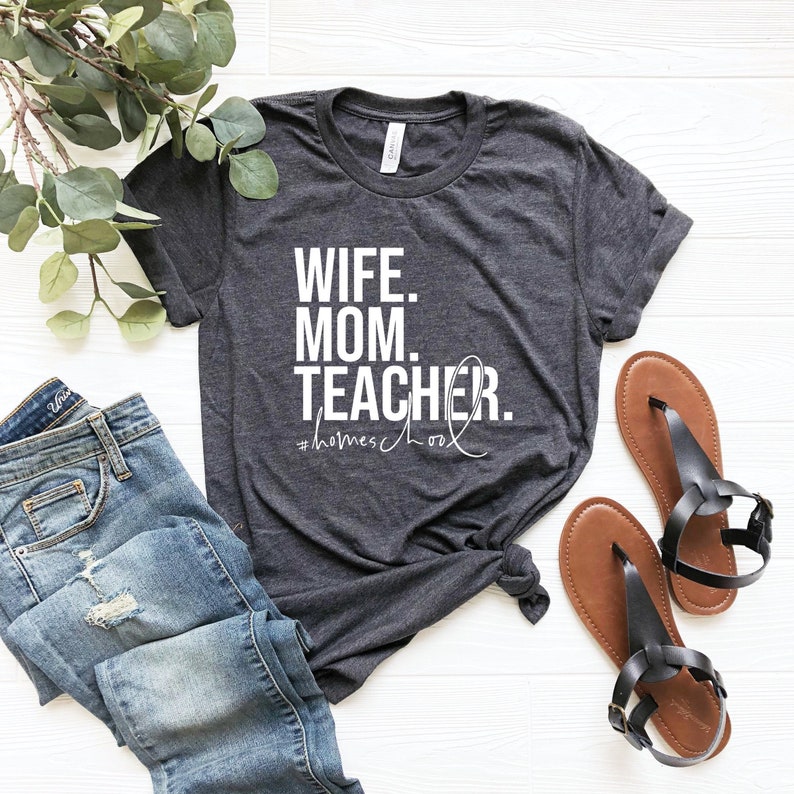 Camiseta de maestra de mamá esposa, camisa de educación en el hogar, camisa de regreso a la escuela, regalo de educación en el hogar, camisa de mamá esposa, camisa de mamá de educación en el hogar, mamá de educación en el hogar imagen 1