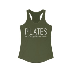 Peut inclure: Un d&eacute;bardeur vert avec le texte "PILATES is always the answer" en blanc.