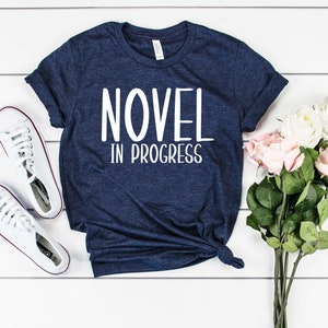 Roman in Arbeit Shirt Roman Schriftsteller Geschenk Roman schreiben Shirt Autor Geschenk Autor Shirt Geschenk für Schriftsteller Shirt Schriftsteller Geschenk
