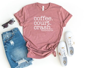 Grappig cadeau voor een advocaat, cadeau voor een rechtenstudent, t-shirt voor rechtenstudenten, grappig T-shirt voor afgestudeerden van de rechtenfaculteit, advocatencadeaus, koffie, rechtszaak, crash #advocatenleven