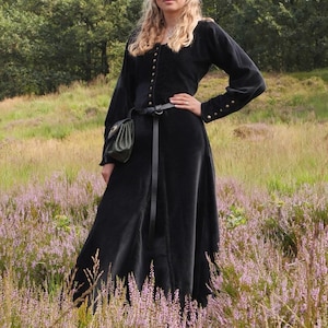 Late medieval dress Isabell velvet Cotehardie black