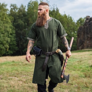 Viking short-sleeved tunic with border "Richard" green
