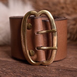 Wide leather belt with brass buckle, brown, approx. 135 cm