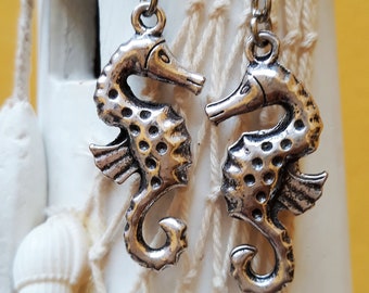 Boucles d’oreilles hippocampe, boucles d’oreilles de charme, cadeau hippocampe, boucles d’oreilles sur le thème de la mer, boucles d’oreilles pendantes, prison de Wentworth, cadeau hippocampes de Wentworth