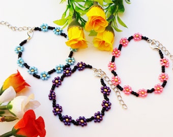 Daisy chain bracelet, beaded daisy bracelet, beaded flower bracelet, flower seed bead bracelet, tiny flower adjustable bracelet, boho gift