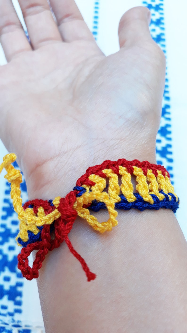 martisor, martisoare, bracelet drapeau roumain, bijoux roumains, bracelet textile traditionnel roumain, cadeaux roumains, tricolore roumain image 10