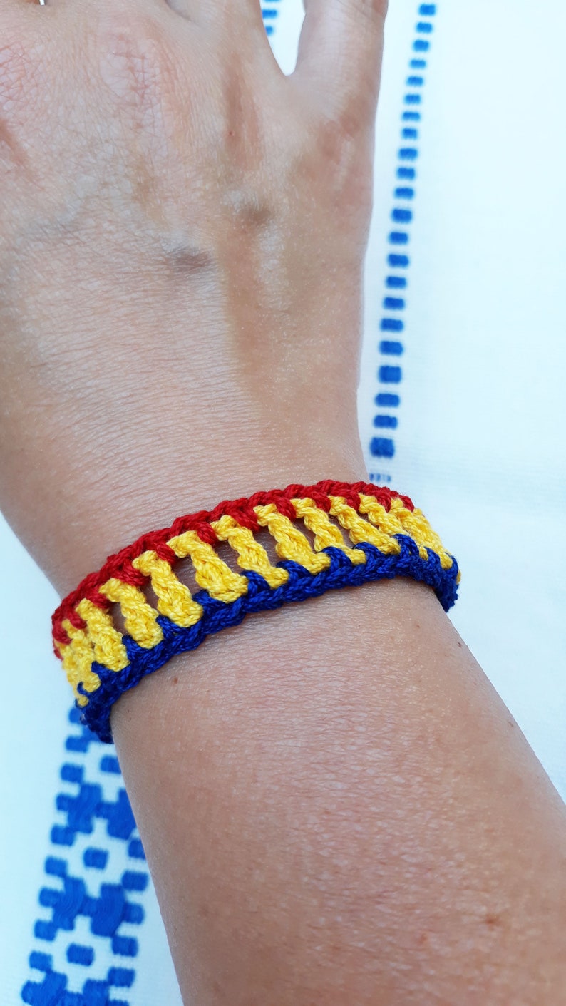 martisor, martisoare, bracelet drapeau roumain, bijoux roumains, bracelet textile traditionnel roumain, cadeaux roumains, tricolore roumain image 9