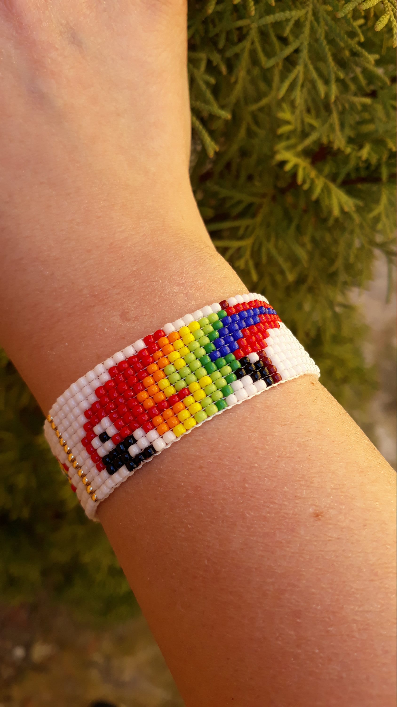 織り機で編んだオウムのブレスレット：日本のシードビーズ、ネイティブ