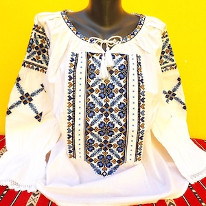 Bestickte Siebenbürgen rumänische Weiß, Blau und Gelb Bluse: Traditionelle Sibiu Sächsische Volkskleidung