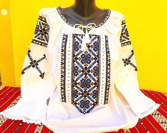 Camicetta ricamata transilvana rumena bianca, blu e gialla: abbigliamento tradizionale sassone di Sibiu.