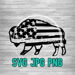 Può includere: Silhouette nera e bianca di un bisonte con il design della bandiera americana. L'immagine include il testo "SVG JPG PNG".