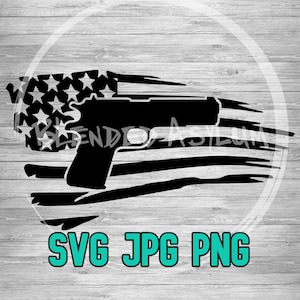 Puede incluir: Silueta en blanco y negro de una pistola superpuesta a un diseño de bandera estadounidense desgastado. La bandera está en un círculo con el texto "SVG JPG PNG" debajo.