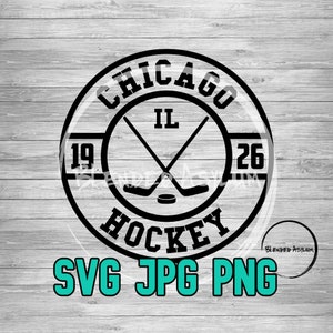 Może przedstawiać: Czarno-biała grafika hokejowej kija z tekstem "CHICAGO" i "HOCKEY" w kółku. Wewnątrz kółka znajduje się tekst "IL". Po obu stronach kółka znajdują się liczby "19" i "26". Pod kółkiem znajduje się tekst "SVG JPG PNG".