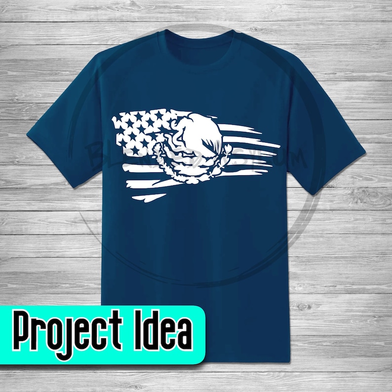 Pode incluir: Uma camiseta azul marinho com um design de bandeira americana branca desbotada que apresenta uma &aacute;guia branca com uma coroa. A &aacute;guia est&aacute; centrada na bandeira e a bandeira est&aacute; inclinada diagonalmente sobre a camiseta.