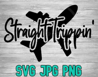 Op de afbeelding: Zwart-wit grafisch ontwerp van een vliegtuig met de tekst "Straight Trippin'" in een gestileerd lettertype. Het ontwerp is op een houtnerf achtergrond.