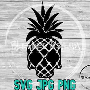 Puede incluir: Silueta en blanco y negro de una piña con un diseño de calavera. La piña está sobre un fondo de madera con el texto "SVG JPG PNG" y "Blended Asylum" en un círculo.