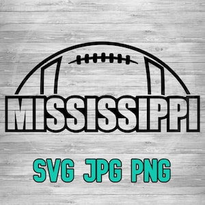 Puede incluir: Diseño gráfico en blanco y negro de una pelota de fútbol con la palabra "MISSISSIPPI" debajo. El texto "SVG JPG PNG" está debajo del gráfico.