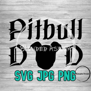 Pode incluir: Design gráfico preto e branco com o texto "Pitbull Dad" em uma fonte gótica. Uma silhueta da cabeça de um pitbull está no centro do design. O texto "SVG JPG PNG" está na parte inferior do design.