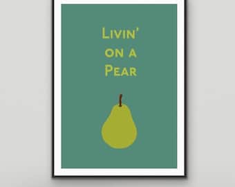 Könnte beinhalten: Ein türkisfarbener gerahmter Druck mit dem Text "Livin' on a Pear" in gelben Buchstaben. Eine gelbe Birne mit braunem Stiel ist mittig auf dem Druck platziert.