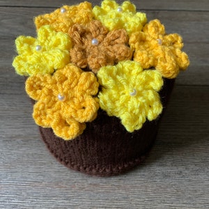 Handgestrickte Toilettenpapierrolle: Gelbe und goldene Blumen