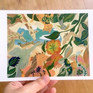 Op de afbeelding: Een fantasievolle illustratie met verschillende dieren en planten. De dieren omvatten een giraffe, een olifant, een paard, een konijn en een vogel. De planten omvatten bloemen, bladeren en wijnstokken. De illustratie is geschilderd in een heldere en kleurrijke stijl.