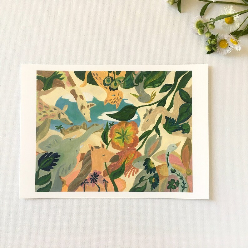 Op de afbeelding: Een kleurrijke illustratie van verschillende dieren en planten in een grillige stijl. De dieren omvatten een giraffe, een olifant, een vogel en andere wezens. De achtergrond heeft een verscheidenheid aan groene bladeren en bloemen.