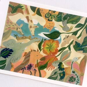 Op de afbeelding: Een kleurrijke illustratie van verschillende dieren, waaronder een giraffe, een olifant, een paard, een vogel en een konijn, tegen een achtergrond van groene bladeren en bloemen. De dieren zijn op een grillige en gestileerde manier afgebeeld, met levendige kleuren en speelse details.