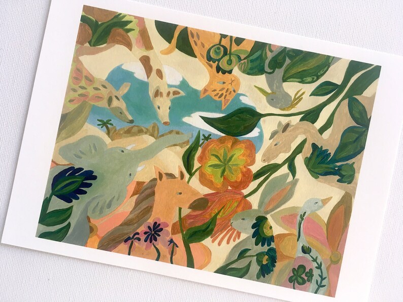 Op de afbeelding: Een kleurrijke illustratie van verschillende dieren, waaronder een giraffe, een olifant, een paard, een vogel en een konijn, tegen een achtergrond van groene bladeren en bloemen. De dieren zijn op een grillige en gestileerde manier afgebeeld, met levendige kleuren en speelse details.