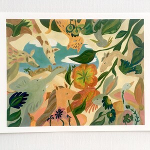 Op de afbeelding: Een kleurrijk schilderij met verschillende dieren, waaronder een giraffe, een olifant, een paard, een kat en een vogel, tegen een achtergrond van groene bladeren en bloemen.