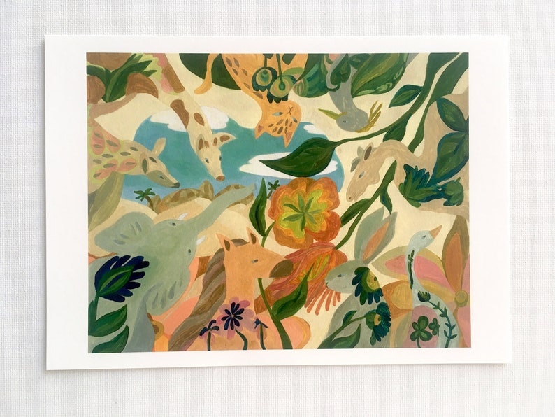 Op de afbeelding: Een kleurrijk schilderij met verschillende dieren, waaronder een giraffe, een olifant, een paard, een kat en een vogel, tegen een achtergrond van groene bladeren en bloemen.