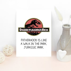 Daddysaurus Rex carte de vœux | JPG numérique | La paternité est comme une promenade dans le parc| Thème Jurassic Park, carte drôle de fête des pères, carte Jurassic Park