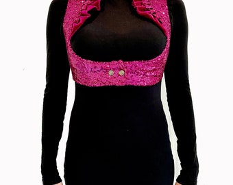 Può includere: Un gilet di paillettes rosa con un colletto a volant. Il gilet ha una chiusura a bottone singola sul davanti.