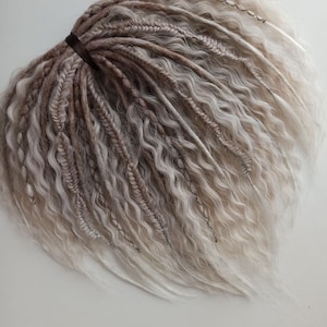 DE gehaakte krullen + vlechten \ golfdreadlocks met dubbele uiteinden ombre bruin beige zilver - nephaarextensies zachte kanekalon
