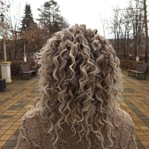 De dreads bouclées au crochet 25 cm blond châtain ombré, extensions de faux cheveux bouclés doux kanekalon