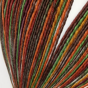 Extensiones de cabello sintético con rastas de estilo bohemio, puntas sueltas y lisas, mezcla de rastas de doble punta en otoño, marrón, jengibre, rojo y verde.