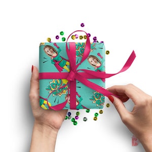You Rock Face su Superhero Carta da regalo personalizzata, Foto di compleanno personalizzata divertente, Le migliori borse regalo per lei, Rotolo di carta da regalo blu Girl Hero 24" W