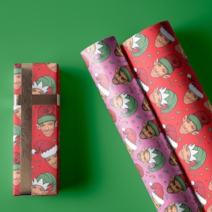Faccia allegra di Natale su carta da regalo, divertente cappello da elfo verde di Natale, cappello da Babbo Natale rosso su facce fotografiche su rosso, rotolo di carta da regalo personalizzata per le feste da 24" di larghezza
