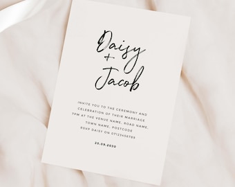 Op de afbeelding: Een witte huwelijksuitnodiging met zwarte kalligrafie die "Daisy + Jacob" luidt. De uitnodiging bevat de datum, tijd en locatie van de huwelijksceremonie.