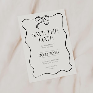 Może przedstawiać: Kremowa karta "Save the Date" z czarnym tekstem i ozdobną czarną obwódką. Karta zawiera tekst "SAVE THE DATE", szczegóły ślubu oraz datę 20.12.2030. U góry znajduje się grafika kokardy.