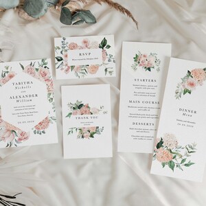 K&ouml;nnte beinhalten: Hochzeits-Einladungssuite mit floralen Designs. Die Einladungskarte zeigt einen rosa und gr&uuml;nen floralen Rand mit dem Text "Tabitha Nicholls und Alexander William" und dem Datum "28.06.2019". Die RSVP-Karte hat einen floralen Rand und den Text "RSVP". Die Speisekarte hat einen floralen Rand und den Text "Dinner Menu". Die Dankeskarte hat einen floralen Rand und den Text "Danke".