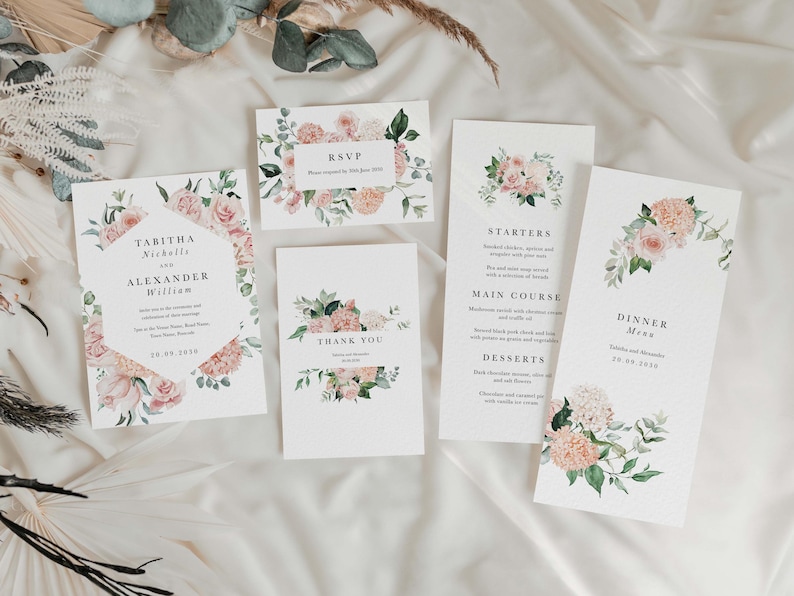 K&ouml;nnte beinhalten: Hochzeits-Einladungssuite mit floralen Designs. Die Einladungskarte zeigt einen rosa und gr&uuml;nen floralen Rand mit dem Text "Tabitha Nicholls und Alexander William" und dem Datum "28.06.2019". Die RSVP-Karte hat einen floralen Rand und den Text "RSVP". Die Speisekarte hat einen floralen Rand und den Text "Dinner Menu". Die Dankeskarte hat einen floralen Rand und den Text "Danke".