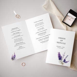 Può includere: Un ordine di servizio per una cerimonia di matrimonio con illustrazioni floreali di lavanda. Il testo recita "Ordine del servizio" con i nomi Amanda e Joey e la data 20.09.2030.