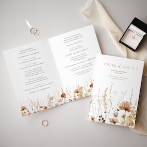 Può includere: Un ordine del servizio per una cerimonia di matrimonio con un design floreale con fiori secchi in tonalità di marrone, beige e bianco. Il testo include l'ordine del servizio, i nomi della coppia e la data del matrimonio.